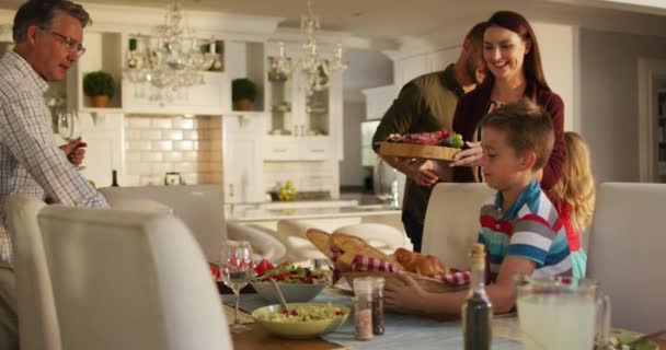 Felices Padres Caucásicos Hijos Abuelo Preparando Mesa Para Comida Familiar — Vídeo de stock