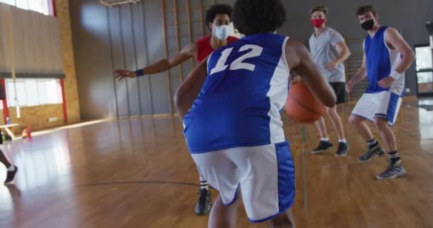 Diverse Männliche Basketballteams Und Trainer Spielen Match Tragen Gesichtsmasken Basketball — Stockvideo