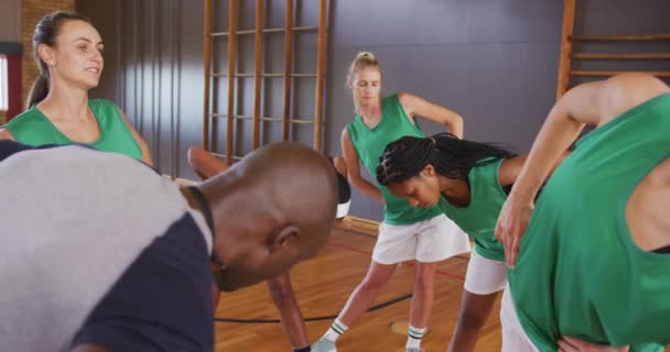 Różnorodna Kobieca Drużyna Koszykówki Rozciągająca Się Trenerem Koszykówka Trening Sportowy — Wideo stockowe