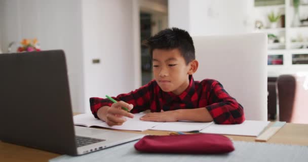 Niño Asiático Casa Sentado Mesa Con Ordenador Portátil Para Lección — Vídeos de Stock