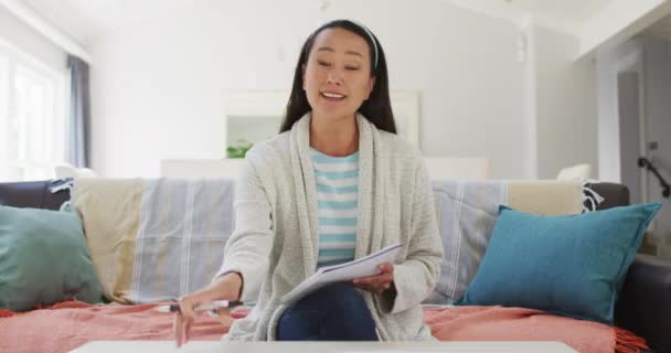 Mulher Asiática Trabalhando Casa Sentada Sofá Fazendo Videochamada Conversando Lendo — Vídeo de Stock