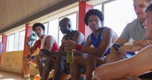 Zróżnicowana Męska Drużyna Koszykówki Trener Odpoczywający Pijący Wodę Meczu Koszykówka — Wideo stockowe