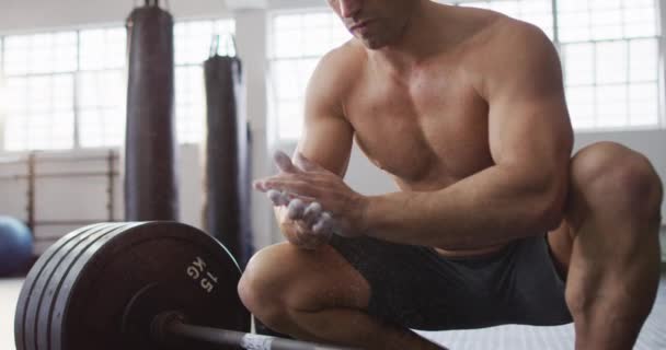 Blanke Mannelijke Trainer Aan Het Trainen Met Lange Halter Sportschool — Stockvideo