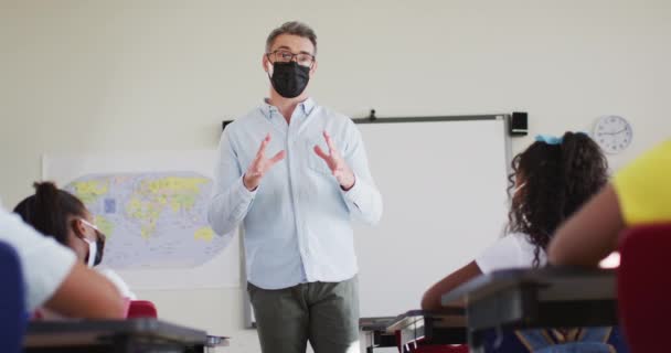 Vit Manlig Lärare Ansiktsmask Som Undervisar Elever Skolan Hygien Och — Stockvideo