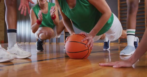 Equipe Basquete Feminina Diversa Vestindo Roupas Esportivas Fazendo Flexões Basquete — Vídeo de Stock