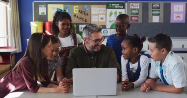 Professora Masculina Diversa Grupo Escolares Olhando Para Laptop Crianças Escola — Vídeo de Stock