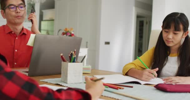 Azjatycki Ojciec Korzystający Smartfona Laptopa Pracujących Kuchni Synem Córką Wykonujących — Wideo stockowe