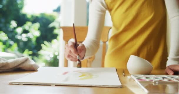 高加索女人在家作画的中间 检疫和闲暇时间概念期间在家休息 — 图库视频影像