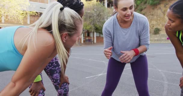 Diversi Squadra Basket Femminile Discutendo Tattiche Gioco Squadra Pallacanestro Allenamento — Video Stock