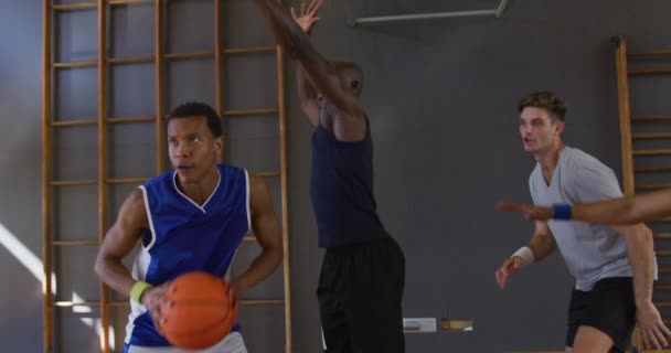 多様な男性バスケットボールチームとコーチ練習ドリブルボール バスケットボール室内裁判所でのスポーツトレーニング — ストック動画