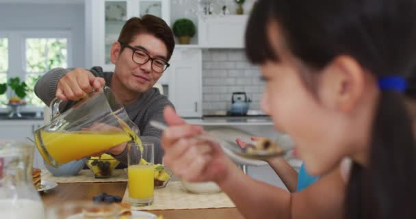 Feliz Padre Asiático Cocina Tomando Desayuno Vertiendo Jugo Para Sonreír — Vídeo de stock