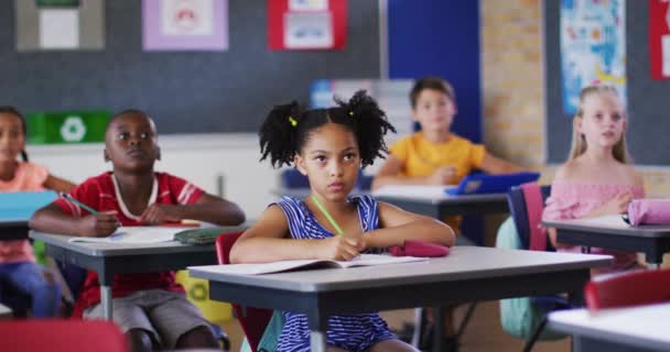 Διαφορετικοί Μαθητές Που Κάθονται Στην Τάξη Σηκώνοντας Χέρια Για Απαντήσουν — Αρχείο Βίντεο