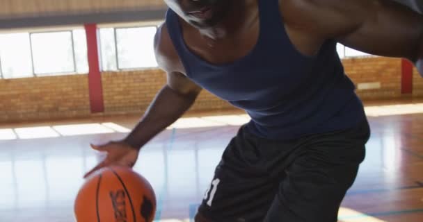 Blanke Mannelijke Basketbalspeler Coach Oefenen Dribbelen Bal Basketbal Sporttraining Een — Stockvideo