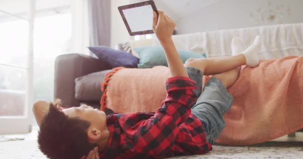 Mutlu Asyalı Çocuk Evde Oturma Odasında Tablet Kullanarak Yerde Yatıyor — Stok video
