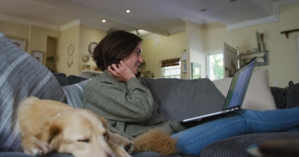 Een Glimlachende Blanke Vrouw Die Thuis Werkt Haar Hond Aait — Stockvideo