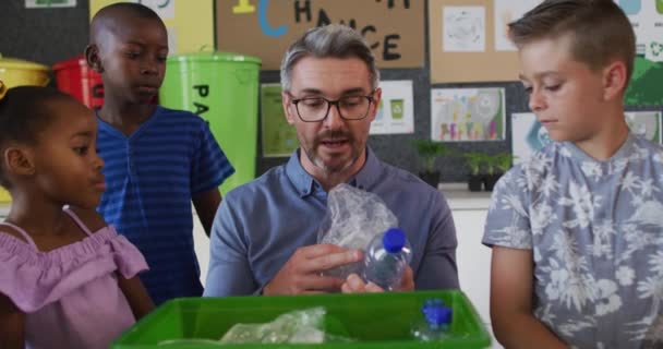Diverso Maestro Escolares Pie Aula Aprendiendo Sobre Reciclaje Basura Niños — Vídeos de Stock