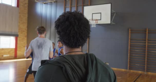 Vielfältige Männliche Basketballmannschaft Und Trainer Spielen Match Basketball Sporttraining Auf — Stockvideo