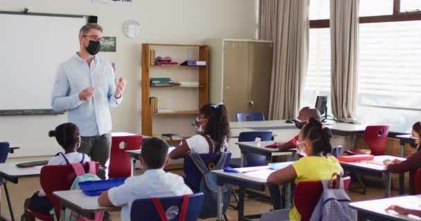 Professora Caucasiana Vestindo Máscara Facial Ensinando Alunos Turma Escola Higiene — Vídeo de Stock