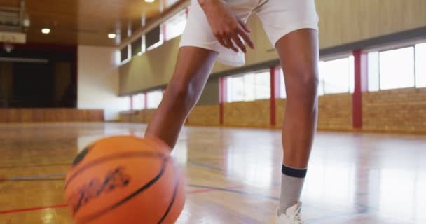 Une Joueuse Afro Américaine Basket Dribble Tire Avec Une Balle — Video