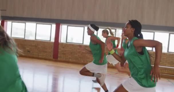 Różnorodna Kobieca Drużyna Koszykówki Biegająca Ubrana Odzież Sportową Koszykówka Trening — Wideo stockowe