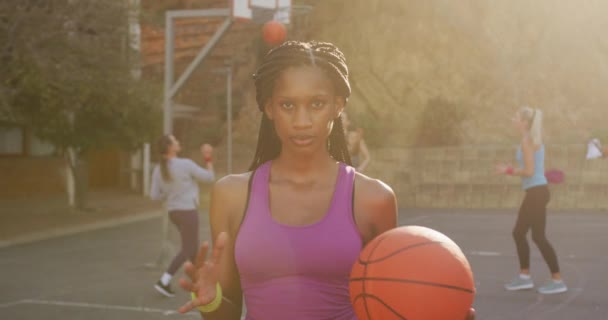 Retrato Una Jugadora Baloncesto Afroamericana Sosteniendo Pelota Mirando Cámara Baloncesto — Vídeos de Stock