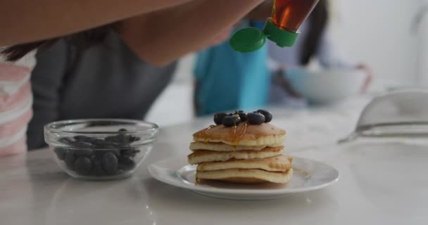 Middel Flicka Köket Lägger Sirap Bunt Pannkakor Lycklig Familj Hemma — Stockvideo