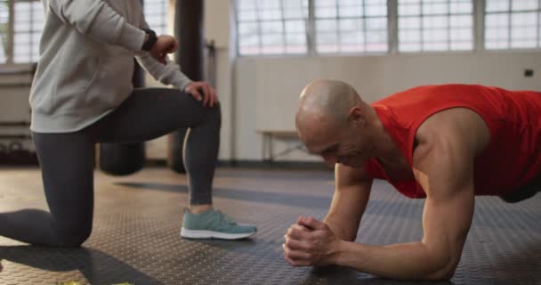 Caucasian Muscular Man Exercising Doing Plank Female Coach Health Fitness — Vídeos de Stock