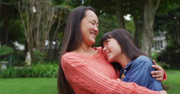 Sonriendo Madre Asiática Abrazando Hija Feliz Divirtiéndose Jardín Juntos Familia — Vídeos de Stock
