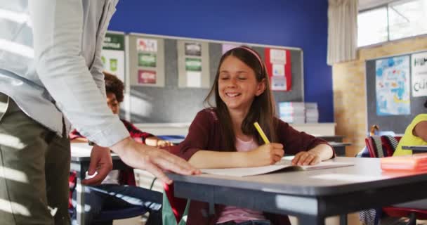 Diverse Gelukkige Mannelijke Leraar Helpen Schoolmeisje Zitten Klas Tijdens Het — Stockvideo