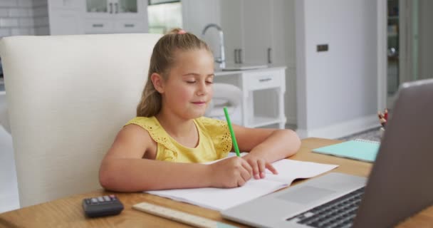 Ευτυχισμένο Καυκάσιο Κορίτσι Στο Σπίτι Κάθεται Στο Γραφείο Γράφοντας Κατά — Αρχείο Βίντεο