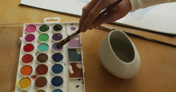 高加索女人在家作画的中间 检疫和闲暇时间概念期间在家休息 — 图库视频影像