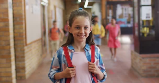 Портрет Счастливой Кавказской Школьницы Стоящей Коридоре Смотрящей Камеру Дети Начальной — стоковое видео