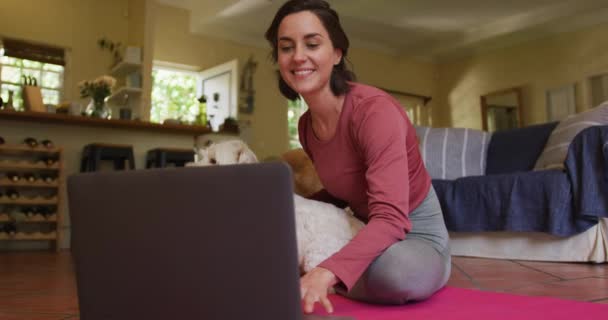 Caucasian Woman Exercising Her Pet Dog Using Laptop Home Lifestyle — Vídeos de Stock