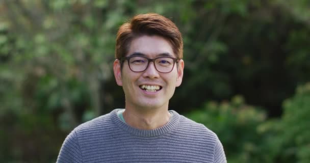 Retrato Hombre Asiático Feliz Mirando Cámara Sonriendo Riendo Jardín Casa — Vídeo de stock