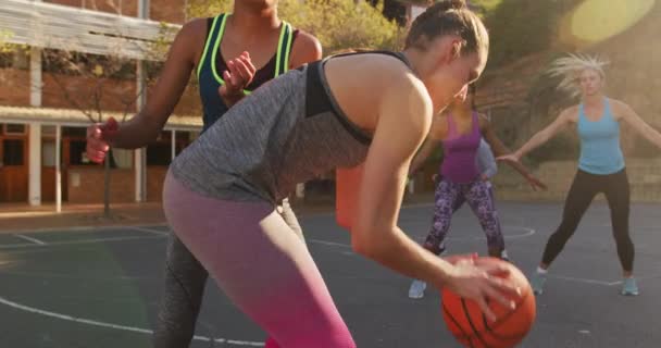 Diverso Equipo Femenino Baloncesto Jugando Partido Driblando Bola Tiro Baloncesto — Vídeos de Stock