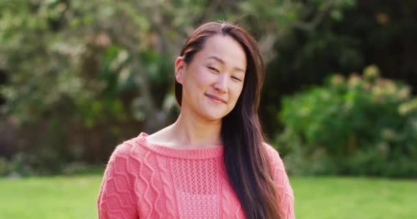 Portret Szczęśliwej Azjatki Szukającej Aparatu Uśmiechającej Się Śmiejącej Ogrodzie Domu — Wideo stockowe