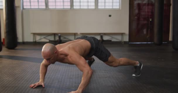 Homme Chauve Torse Musclé Caucasien Faisant Exercice Faisant Des Pompes — Video