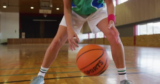 Afro Amerikan Bayan Basketbolcunun Top Sürme Bölümünün Ortasında Basketbol Kapalı — Stok video