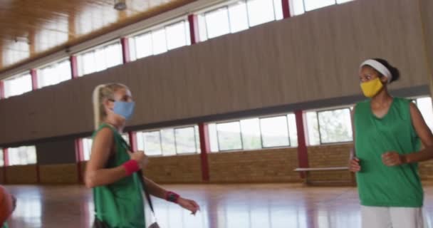 Farklı Bayan Basketbol Takımları Dirseklerle Karşılanıyor Yüz Maskeleri Takıyorlar Basketbol — Stok video