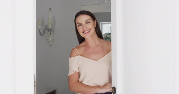 Glückliche Kaukasische Frau Öffnet Haustür Lächelt Und Grüßt Besucher Nach — Stockvideo