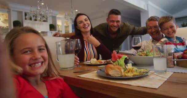 Retrato Familia Caucásica Feliz Multi Generación Mesa Durante Comida Familiar — Vídeo de stock