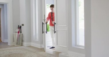 Heyecanlı Asyalı çocuk eve koşup babasını karşılamaya gidiyor. Mutlu aile, evde ev hayatı.