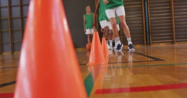 Çeşitli bayan basketbol takımlarının orta bölümü top sürme antrenmanı yapıyor. Basketbol, kapalı sahada spor eğitimi..