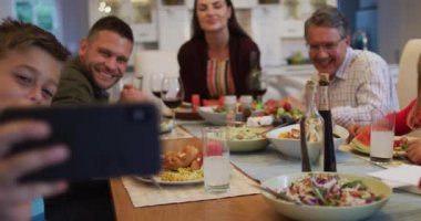 Mutlu Kafkas torunu aile yemeği sırasında anne ve babasıyla selfie çekiyor. çok nesildir birlikte evde vakit geçiriyoruz..