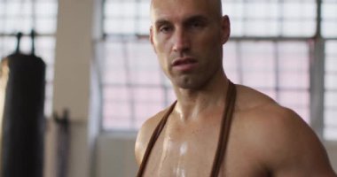 Spor salonunda boynuna ip bağlayıp atlayan beyaz bir adamın portresi. Spor, antrenman ve spor konsepti