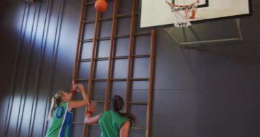 Çeşitli bayan basketbol takımları maç yapıyor, sayı yapıyorlar. Basketbol, kapalı sahada spor eğitimi..