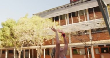 Çeşitli bayan basketbol takımları maç yapıyor, top sürüyor ve top atıyorlar. Basketbol, şehir merkezinde spor eğitimi..