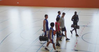 Çeşitli erkek basketbol takımları ve peş peşe beşlik çakma antrenörleri. Basketbol, kapalı sahada spor eğitimi..