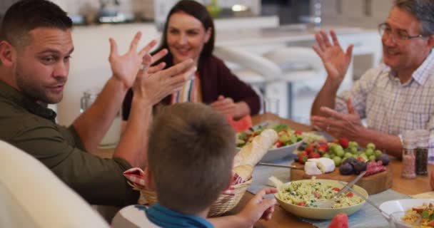 在家里吃饭的时候 笑笑高加索人的父母和祖父和孙子在餐桌边聊天 多代同堂的家庭在家里共度时光 — 图库视频影像