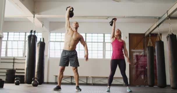 Kafkasyalı Kadın Erkek Spor Salonunda Çaydanlık Çanlarıyla Çalışıyor Spor Antrenman — Stok video